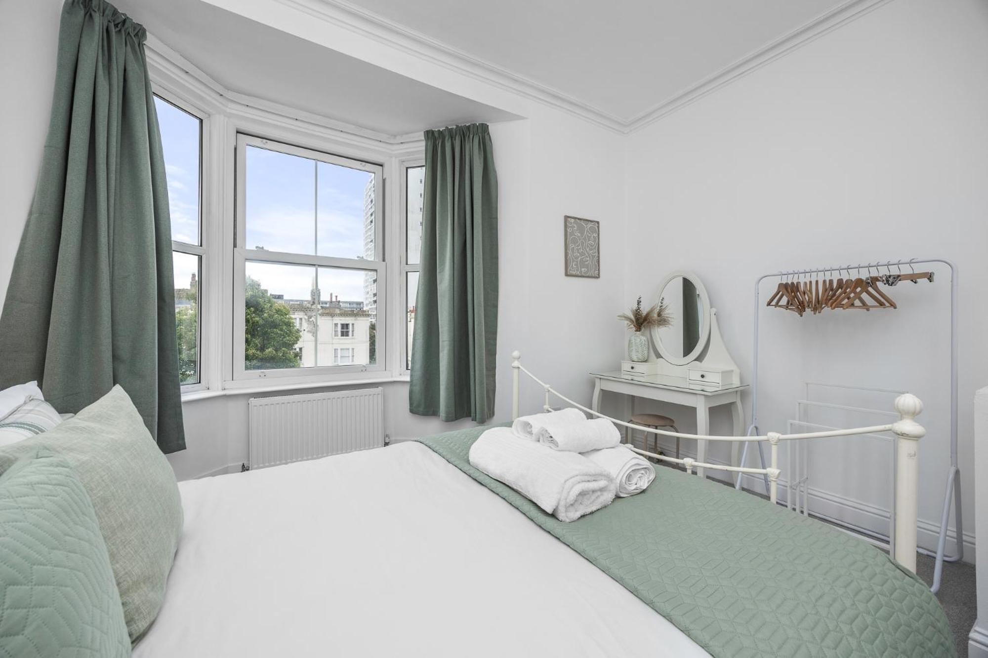 2 Bedroom Flat - With King Sized Beds, Netflix And Sky - Perfect For Contractors, Vacation Guests Or Those Relocating Hove Exterior foto